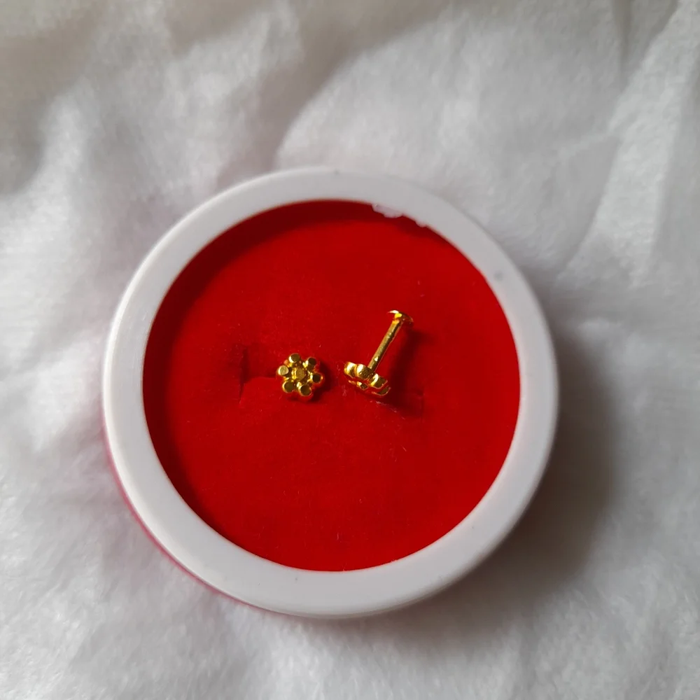 Beautiful new flower desine studs - Picture 6 of 8